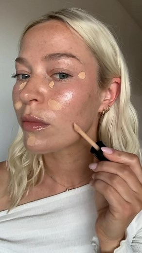 Saie on Instagram: "A minimal makeup routine for glowing summer skin. Here’s how our Saie Pro Artists create a effortless, everyday look using Glowy Super Gel for a lit-from-within, radiant skin glow. Saie Pro Artist tips for Glowy Super Gel: ✔️ Apply 1-2 pumps of Glowy Super Gel all over the face after skincare, before concealer or tinted moisturizer ✔️ Blend using The Big Brush or your fingertips for a natural finish @marthaeelman glows in: ✨ Glowy Super Gel in in Starglow ✨ Slip Tint All-Over