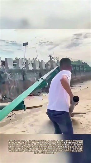 一本の棒が起こす連鎖：次々と倒れる街路の柵