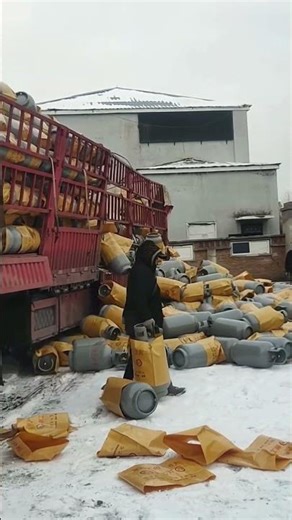 The unloading process of gas cylinders