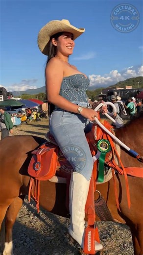 🐴The perfec scene : a beautiful woman, horses a magestic landscape 🇨🇴#culturas4k