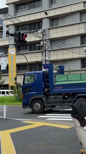 右折するダンプトラック #働く車