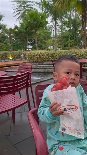 POV adek Hanif makan Wafflelicious Red Velvet