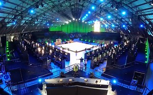 牌面！COD NEXT 新作揭幕的直播现场，超过150台显示器