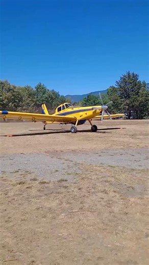 Ultimo Momento El Bolson on Instagram: "Rebrota el incendio en El Turbio y despliegan medios aéreos Aviones hidrantes y un helicóptero operan sobre un área crítica para contener un nuevo foco en El Turbio. Cuerpo: Un rebrote del incendio en El Turbio, que semanas atrás devastó más de 3.000 hectáreas, encendió nuevamente las alarmas en la región. Este lunes a media mañana, un avión hidrante del Servicio Nacional de Manejo del Fuego, con base en el Aeródromo de El Bolsón, fue enviado a un sector d