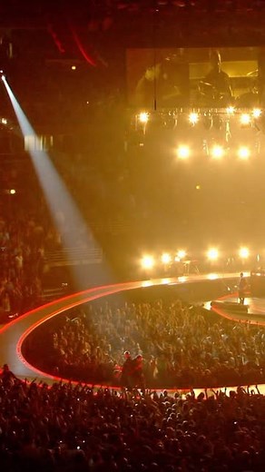 U2 on Instagram: "Get the complete ‘Vertigo 2005: Live From Chicago’ recording for the first time on vinyl and CD in the #HTDAAB Super Deluxe Collectors Boxsets. Link in bio."