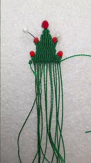 Easy Macramé Christmas Tree Tutorial | How to Make a Xmas Tree macramé ornament #knotchaos #diyideas