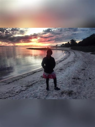 I could use a Florida Keys beach day right about now… 🌅 “Chill for Real” is an original tune I recorded with the incredibly talented guitarist and composer Hugo Nogueira. These sunset shots from Marathon, FL feel like the perfect soundtrack for it. Where’s your favorite sunset spot? #floridakeys #beachsunset #originalmusic #guitarist #instrumentalmusic