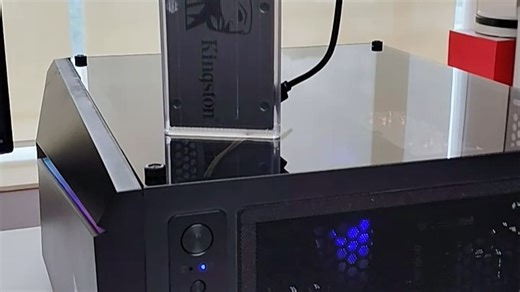 移动硬盘接USB3.0与2.0接口，传输速度差异明显。例如希捷 Backup  Slim 1TB 连接USB3.0，备份电影仅需5分钟，而USB2.0需15分钟