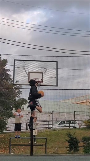 めっちゃ応援してくれた小学生#172cm #高校一年生 #ストリートバスケ #ダンク #バスケ #ジャンプ #バスケ部 #ジャンプトレーニング #fypシ #fyp #basketball #dunk