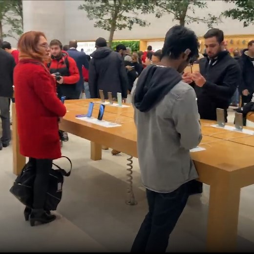 3.5M views · 6.8K reactions | These lads pranked an Apple store by setting alarms to go off at the same time on as many iPhones as possible 藍 | LADbible | Facebook