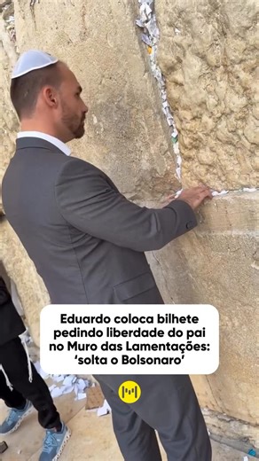 Grupo Metropole on Instagram: "Em passagem por Israel, o deputado Eduardo Bolsonaro (PL-SP) deixou um bilhete no Muro das Lamentações, em Jerusalém, pedindo a libertação doseu pai, o ex-presidente Jair Bolsonaro. Nas redes sociais, ele relatou que aproveitou a visita para orar, agradecer e fazer pedidos relacionados a “saúde, família e liberdade”. O parlamentar, que vive nos Estados Unidos desde março, também incluiu na agenda um encontro com o primeiro-ministro israelense, Benjamin Netanyahu, d