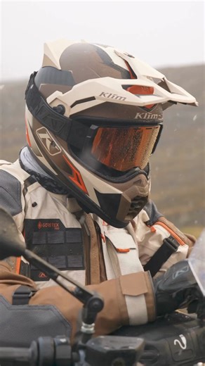 When embarking on the ultimate adventure, you need the best gear. The Adventure GTX Short Gloves from KLIM are our favourite for high-mileage, all-terrain rides. Here's why: - GORE-TEX Gore grip for unparalleled grip and waterproofing - Keeps your hands dry in any weather - Carbon fibre protection for enhanced safety - Moisture-wicking liner ensures comfort - Built-in visor wiper for clear visibility - Touchscreen compatible for smart device use - Easy to put on and take off - Short design fits 