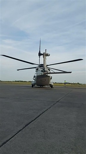 🚁Watch a helicopter rotor in stunning slow motion.