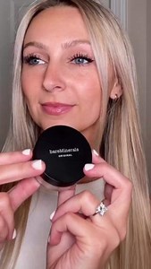 Die ikonische SWIRL, TAP, BUFF™ Technik von @emclark perfektioniert. Inkludiere die ORIGINAL Loose Powder Foundation in Deine Routine. #BetterBareSkinEveryDay #ORIGINALFoundation #SoPureYouCanSleepInIt | bareMinerals | Facebook