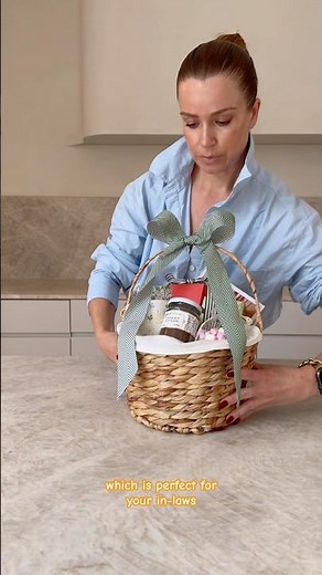 Beautiful Easter Gift Basket Idea for Hosts or Neighbours #easter #basket #gift