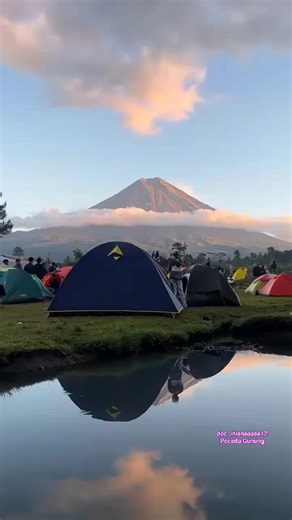 Pagi-pagi bangun tidur disambut Semeru dengan cantiknya. 🤩🤩🤩. Kapan nyoba camp disini? 🎥 inianaaaaa12 #pronojiwo #camparea #pendaki #gunung #fomo #hiking #tektok | Pecinta Gunung