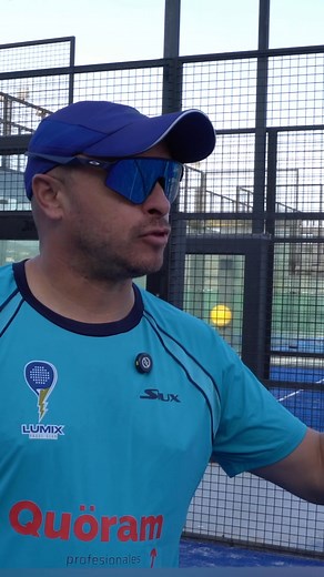 27K views · 156 reactions |  El error nº1 del saque amateur: querer darle fuerte. David lo deja clarísimo: en pádel, la potencia no es lo importante al sacar.  Lo principal es subir a la red. Y cuanto más fuerte saques… ❌ menos tiempo tendrás para subir ❌ menos control tendrás sobre la bola El buen saque no es potencia. Es tiempo + control + posición ⚡️ ¿Eres de los que sacan a 200 km/h?  | Lumix Pádel Club | Facebook