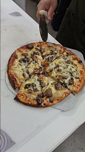 How to cut a pizza