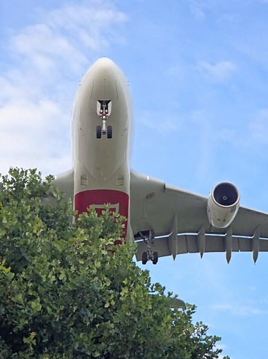 Emirates Airbus A380 at Heathrow – Incredible A380 Sky Fill