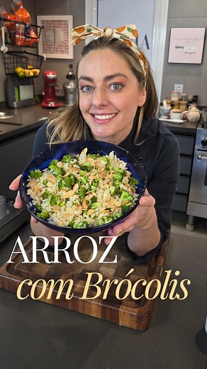 Arroz com Brócolis PERFEITO — verde, aromático e cheio de textura! Simples, rápido e com aquele toque especial que faz TODA diferença: 👉 caldo batido com os caules do brócolis (cor sabor!) 👉 amêndoas douradinhas 👉 finalização com alho frito crocante 😍 É o tipo de acompanhamento que vira protagonista. Fica soltinho, saboroso e com um perfume que invade a casa inteira! Arroz com brócolis 1 cabeça de brócolis 1/2 xícaras de arroz branco 2 xícara de caldo de carne ou legumes 3 dentes de alho 1/2