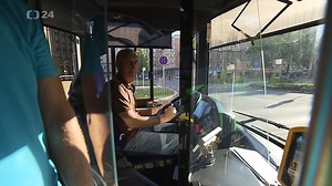 680K views · 9.1K reactions | První ukrajinský řidič v DP Ostrava.  Pro ostravský dopravní podnik začal jezdit první ukrajinský řidič, kterého z domu vyhnala válka. V úterý poprvé vezl autobusem cestující. A neměl by zůstat jediný. V září chce podnik otevřít kurz pro čtyři Ukrajinky - budoucí řidičky tramvají. | Události Ostrava | Facebook