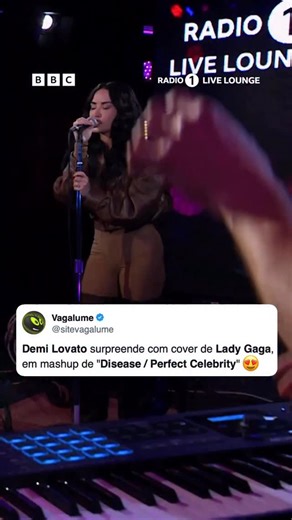 Demi Lovato esteve nos estúdios da BBC Radio 1 Live Lounge, onde surpreendeu ao realizar um mashup unindo duas canções do álbum “Mayhem”, de Lady Gaga. Nos shows do Live Lounge, é comum que os convidados façam performances de músicas de outros artistas, mas Demi elevou o nível ao juntar “Disease” e “Perfect Celebrity” em uma apresentação impecável. A artista também falou sobre seu novo álbum e fez uma performance do seu single “Here All Night”. Confira os vídeos completos no link da bio ou dos s