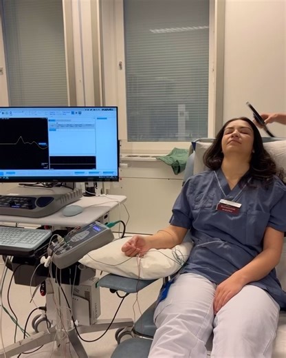 Karolinska Universitetssjukhuset on Instagram: "Hej och välkomna tillbaka till oss på ME Neurofysiologi! Bild 1: 🧲 MEP (Motor Evoked Potential) är en undersökning som visar hur nervsignaler går från hjärnan, via ryggmärgen, till musklerna. Med hjälp av magnetstimulering kontrollerar vi funktionen i de motoriska nervbanorna. Så går undersökningen till: ▫️ Syfte: Utreda exempelvis motorneuronsjukdomar ▫️ Utförande: Elektroder sätts på huden över muskler i armar eller ben ▫️ Stimulering: En