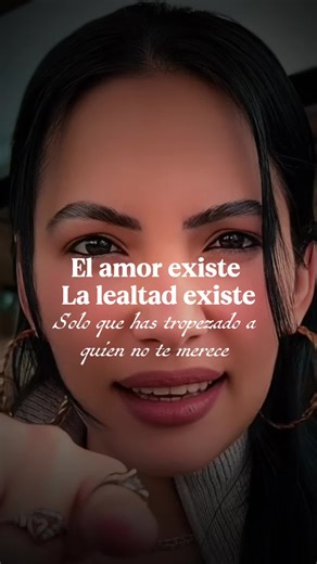 El amor sí existe. No como promesa perfecta, sino como elección diaria. El cerebro puede enamorarse por emoción, pero el amor real se sostiene con respeto, coherencia y presencia. No grita, no confunde, no lastima… se siente en paz. Cuando lo encuentras, lo reconoces porque no te pierde, te ordena. ✨ #AmorConsciente #NeurocienciaEmocional #CrecimientoPersonal #RelacionesSanas #PazEmocional