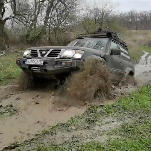 Nissan Patrol vs Honda C-RV in Off-Road Test Drive 😂
