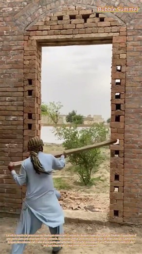 Démolition de briques : démantèlement d'une partie de mur pour achever une ouverture de porte