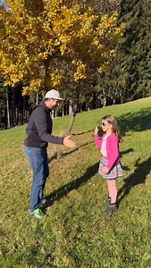 50K views · 352 reactions | Die zwei konnten einfach nicht widerstehen ❤️ -> Dad Lift Challenge 拾 Haltung? Kreativ, aber mit Stil  ➡️ Welche Papas (oder Mamas ) haben das schon mal ausprobiert? ➡️ Ich sag’s ehrlich: Ich hab’s nicht geschafft – Schulterversagen auf halber Strecke  Wie viele Haltungs-Sternchen gebt ihr unserem Team? ⭐️ #DadLiftChallenge #PapaPower | Evi Sachenbacher-Stehle - die offizielle Seite | Facebook