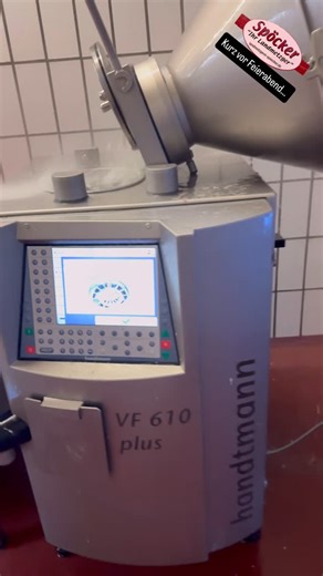 Metzgerei Spöcker on Instagram: "Feierabend bei uns 🕓💪 Jetzt heißt’s nochmal richtig ran: Kutter säubern🧼, Füller putzen🔧, Kisten ab in die Spülmaschine🧽 und in der Metzgerei alle Flächen mit dem Dampfstrahler bearbeiten💦✨ Dann heißt’s: Licht aus und ab zum wohlverdienten Vesper 🧀🥖😋 #metzgerei #handwerk #regional #feierabend #foodlover"