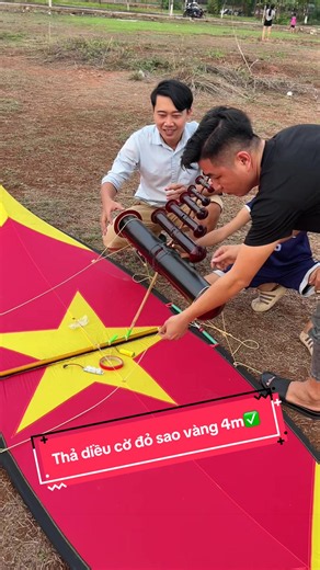 Thả diều cờ đỏ sao vàng 4m cõng sáo cổ . Anh em thẩm âm sáo giùm xem âm gì nha😍 #saodieu #saodieuvietnam #saodieunhua #dieusao #dieusaovietnam @Tâm Shiper ✅ @Tâm Diều Sáo 🇻🇳