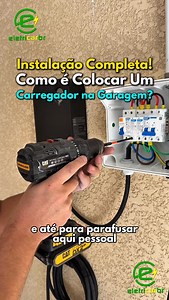 ⚡INSTALAÇÃO COMPLETA! Como é Colocar um Carregador na Garagem? (Video mais curto)⚡ 💡O vídeo de hoje é colocando na prática o meu carregador wallbox na garagem, em que a gente fez estudos para ver se a casa permite instalar um carregador de 7 kW. A infraestrutura foi feita por cima do gesso da garagem, e a casa, que tem 100 amperes, consegue suportar a adição de mais um carregador além do que já temos. 🔋O quadro é trifásico, e tivemos que trazer duas fases mais o aterramento para ligar no quadr
