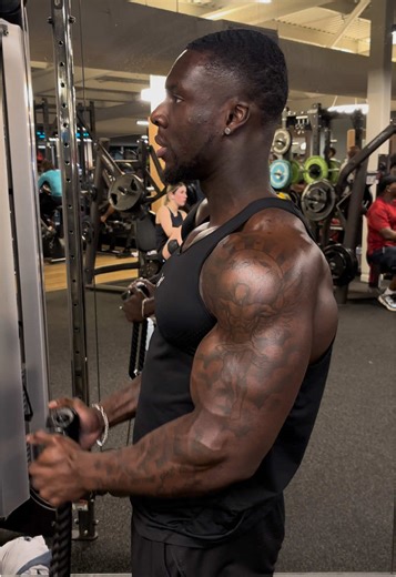 Arms don’t grow from vibes, you need control & consistency. If you want bigger arms a plan that actually works drop me a DM 📥 London based for 1-1 Personal Training sessions also 📍 #gym #gymtips #biceps #personaltrainer #viralvideos