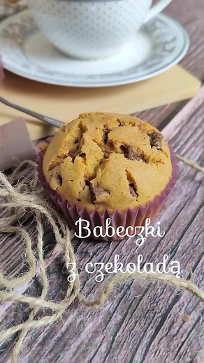 ✨ Bezglutenowe babeczki z kawałkami czekolady✨ Przepis na około 12 babeczek 🧁 2 jajka 🧁 100 g cukru 🧁 100 g oleju 🧁 150 ml wody 🧁 150 g mąki ryżowej 🧁 80 g mąki kukurydzianej 🧁 50 g skrobi ziemniaczanej 🧁 1 płaska łyżeczka bezglutenowego proszku do pieczenia 🧁 100 g czekolady mlecznej lub gorzkiej ok. 6 kostek Wykonanie: ◽ Czekoladę pokrój na mniejsze kawałki, a dodatkowe 6 kostek na pół. ◽Jajka roztrzep rózgą kuchenną z cukrem, następnie dodaj olej i wodę, i wszystko ze sobą wymieszaj.