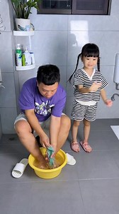 事实证明这父女俩一天到晚都不在一个频道上😂#爸爸带娃 #家有萌娃 #人类幼崽到底多可爱 | Funny Baby