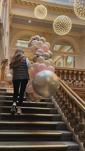 𝐎𝐧𝐥𝐢𝐧𝐞 𝐚𝐧𝐝 𝐈𝐧 𝐏𝐞𝐫𝐬𝐨𝐧 𝐓𝐫𝐚𝐢𝐧𝐢𝐧𝐠 𝐖𝐢𝐭𝐡 𝐁𝐞𝐱 on Instagram: "E A S E L • S E T • U P ✨ One of my most popular set ups. Perfect as a welcome display to complement a larger set up, or equally as popular as a stand alone set up. Struggling to get the perfect look? You don’t need more balloons, you need my formulas! All of my tutorials follow a step by step guide/formula. Knowing exactly how many balloons you require, the sizing and how to assemble is a game changer 🙌🏻 Tak