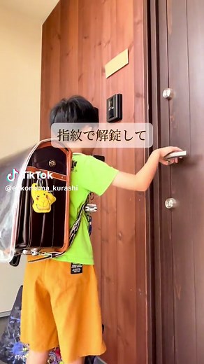 28坪狭小住宅に住むえっこです♪ 小学生のただいま動線。リビングに荷物を持ち込むとすぐに散らかるので、持ち込まないように収納を作りました♪ こんな動線作ってみてね！ コンパクトハウスの暮らしの工夫 高性能住宅で子どもと楽しく暮らす 小さなマイホームのこと発信中 フォローして後悔なしの家づくり #マイホーム #帰宅動線 #小学生あるある