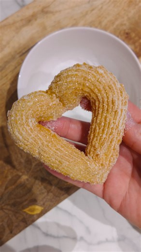 L'atelier de Roxane on Instagram: "Les VRAIS churros (normalement) Ingrédients pour 12 churros : 250g d’eau - 250g de farine - une pincée de sel - de L’huile de friture - du sucre Dans une casserole verse l’eau avec la pincée de sel et porte le tout à ébullition. Ajoute la farine en une seule fois et travaille le tout avec une maryse ou une cuillère en bois jusqu’à ce que ta pâte soit bien homogène. Laisse redescendre la pâte en température pendant 15 minutes avant de la place dans une poche mun