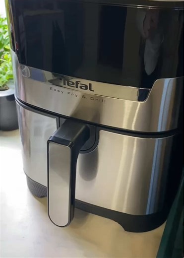 Ненавижу готовить! Но, что поделать, кормить домочадцев приходится регулярно, и вот в помощь себе я приобрела (хотя всем говорю-муж подарил 😂) вот такую малышку помощницу! Испробовать её решила на свиной вырезке и вот делюсь рецептом ооочень вкусного маринада на 350 г. Свиной вырезки: 1 ст. л. оливкового масла 0.5 ч. л. дижонской горчицы 0.5 ст. л. меда 0.5 ч.л. чесночного порошка 0.5 ч.л. копченой паприки 2 щепотки молотого чили соль, перец Приятного аппетита! #СочнаяСвинаяВырезка #ГотовимСTef