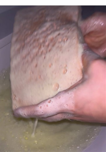 Normalizing simple combos 🫰🏻🧽 Overloads are expensive and sometimes you just need simplicity 💕🧘🏻‍♀️ Lemon 🍋 Pinalen Baby 🍼 Ensueño FS This smelled beautifully and I loved using ny bare hands 🙌🏻 🫧 Comment what is another simple combo you recommend? ☺️ #asmr #asmrvideos #asmrtiktok #fyf #fyp