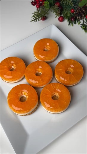 Ania | Przepisy | Desery | UGC on Instagram: "✨ MANDARYNKI NA ŚNIEGU ✨ Delikatny, piękny i ultra prosty deser, który wygląda jak małe zimowe cuda ❄🍊 🥣 SKŁADNIKI Warstwa cytrynowej galaretki: • Galaretka cytrynowa — 14 g • Woda — 100 ml • Żelatyna — 6 g Warstwa „śnieżna”: • Żelatyna — 8 g • Woda — 30 ml • Śmietanka 30% — 180 g • Cukier — 24 g Dodatkowo: • 2–3 mandarynki • Okrągłe herbatniki jako baza 🧡 PRZYGOTOWANIE 1️⃣ Mandarynki Obierz mandarynki. Chcesz, żeby były idealnie gładkie? → włóż n