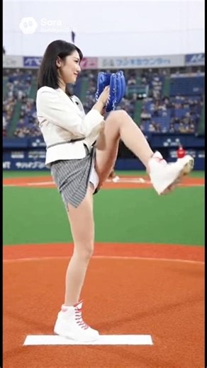 女子アナウンサーの始球式⑬ A female TV announcer throws the ceremonial first pitch 여자 아나운서의 시구식 #アナウンサー #始球式 #美女