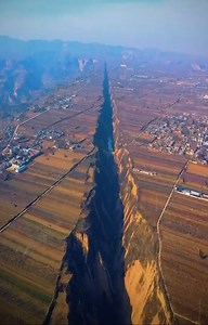 The rift valley in Pinglu, Shanxi Province, China, is a geological feature on the Loess Plateau, approximately 10 km long and up to 80 meters deep, formed by tectonic plate movements that began around 10 million years ago. This valley is part of the larger Shanxi Rift System, a zone of active extension and strong earthquake activity in northern China. #Geology #GeologyPage #Rift #China #fblifestyle | Geology Page