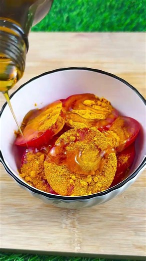 Mixture of tomato, lemon, turmeric and honey
