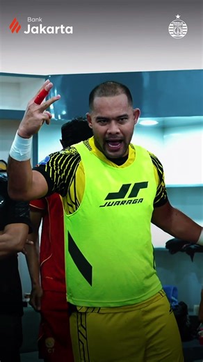 Di balik panasnya laga, ada cerita yang tak terlihat di lapangan 🎥 #BRISuperLeague #Persija