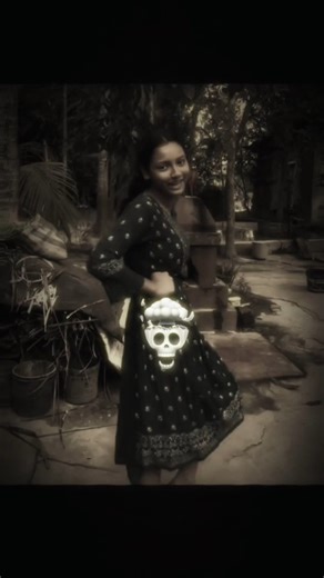 T4x troll face 💀 on Instagram: "🗿💀 在日本，研究人员正利用智能人行道将日常活动转化为清洁能源⚡。这些道路内嵌特殊的压电材料，可以从行人的脚步中收集动能。当人们行走、奔跑或跳跃时，路面会轻微变形，从而产生机械压力。压电晶体将这种压力转化为电能🔋。 这些能量可用于照亮路灯、为公共显示屏供电，甚至监测行人流量。这种技术不仅减少了能源浪费，还展示了未来城市的无限可能🌍。 在东京、京都等城市的试验区，人们的每一步都在为绿色地球贡献力量💚。科技让生活更环保，也让每一个脚步更有意义✨ #trollface #viral #reels #troll #trad"