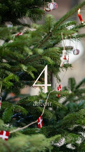 Langkilde & Søn - flag, duge og servietter on Instagram: "Glædelig 4. advent ❤️ Så blev det allerede sidste advent, og derfor vil vi gerne sprede lidt ekstra julestemning. Kun i dag kan du få 50% på vores festlige flagranke. Perfekt til at pynte op med til de fester der venter i 2026 - om det er studentergildet, havefesten, 50-års, festival, konfirmation eller noget helt andet🎉 Det er vores måde at sige tak for, at du følger med og kan lide vores produkter. Vi sætter stor pris på jer alle samme