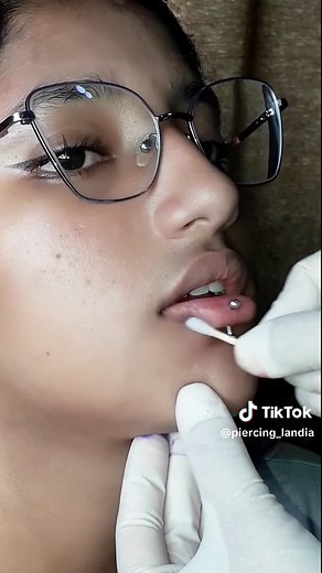 Vertical Labret Piercing ⚡️💎 #parati #piercing #verticallabret #bodypiercing